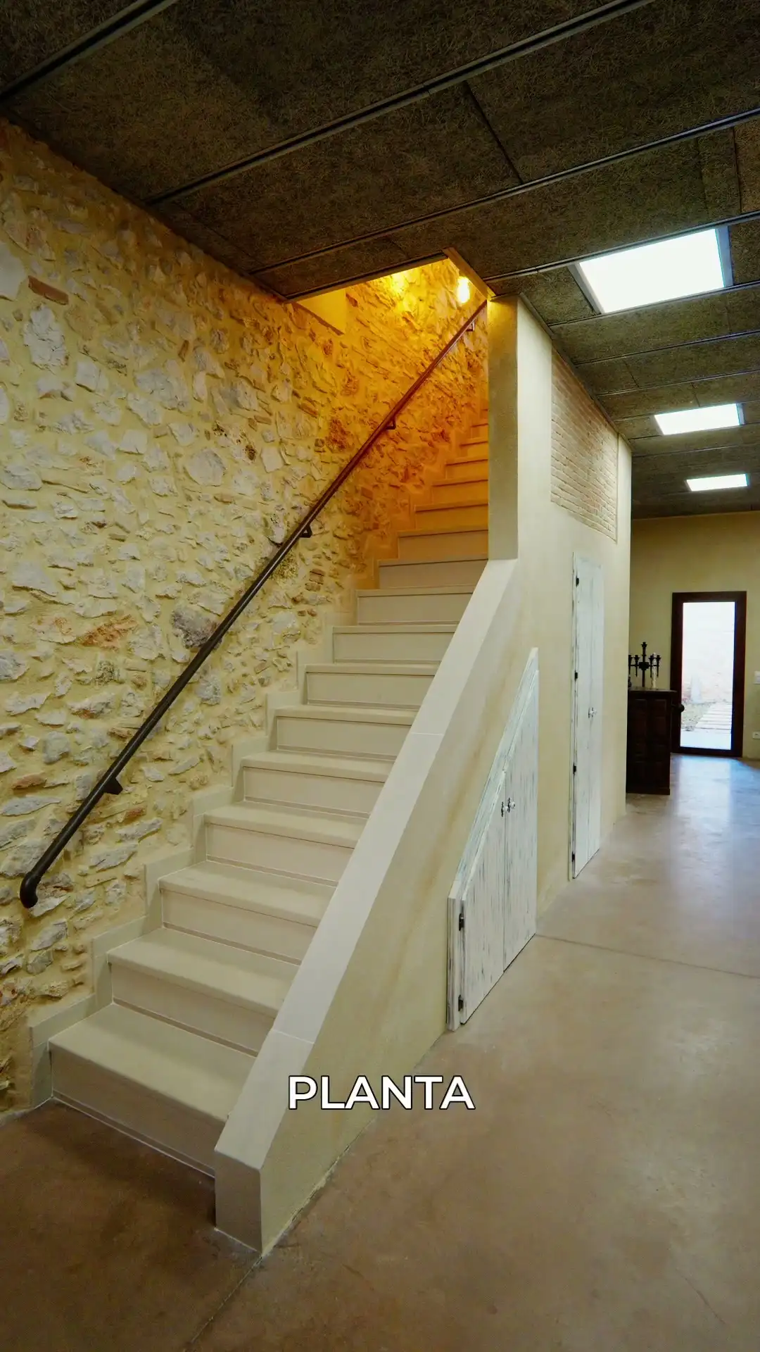 Escalera de piedra y paredes encaladas de una casa en venta
