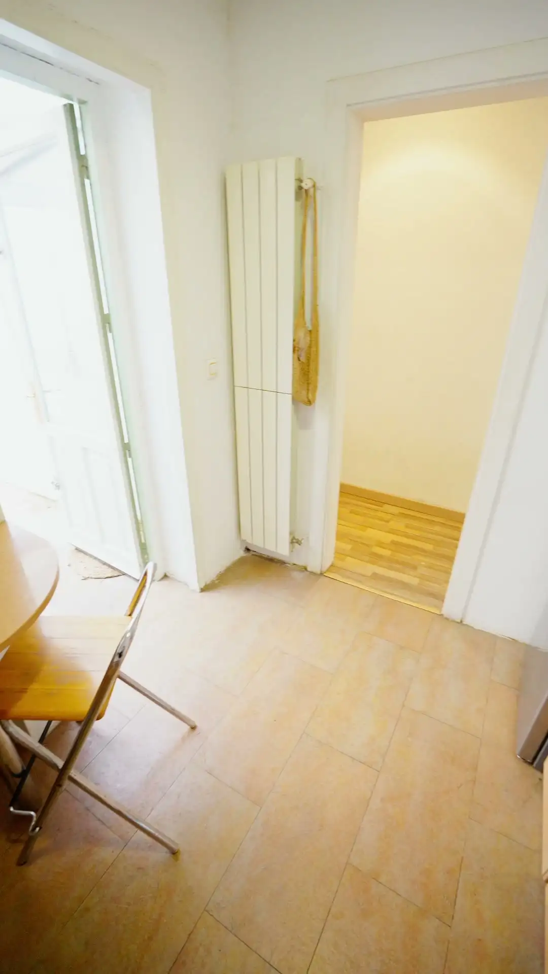 Recibidor luminoso con suelo de madera de una vivienda en venta